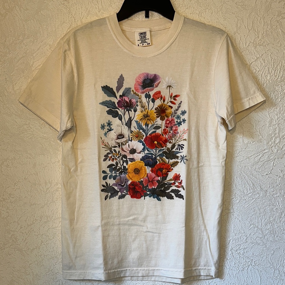NWOT Comfort Colors Cream Floral Graphic T-Shirt
